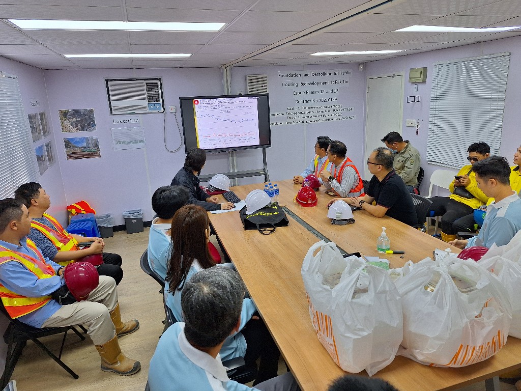 Lunchtime's Safety Talk at Pak Tin Estate Phases 12 and 13 Foundation on 21/2/2024