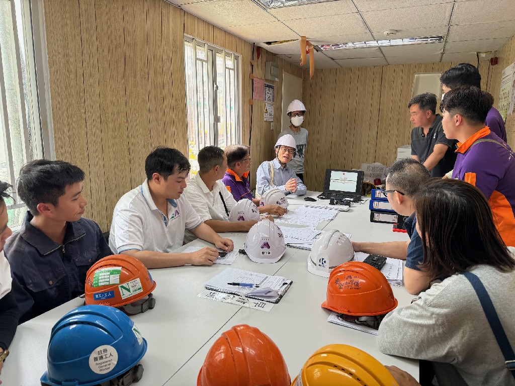 Lunchtime's Safety Talk at Wah King Street, Pok Fu Lam South on 16/4/2024
